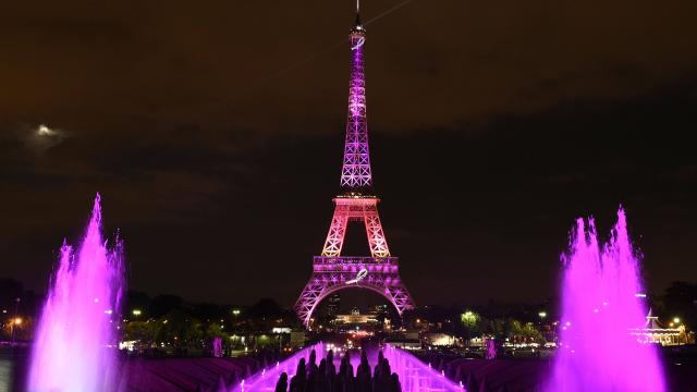 Chaque année, à l'occasion d'Octobre Rose, la tour Eiffel s'illumine de rose. Si l'intention de sensibiliser autour du cancer du sein est louable, qu'en est-il de l'impact réel d'Octobre Rose sur la santé des femmes ?